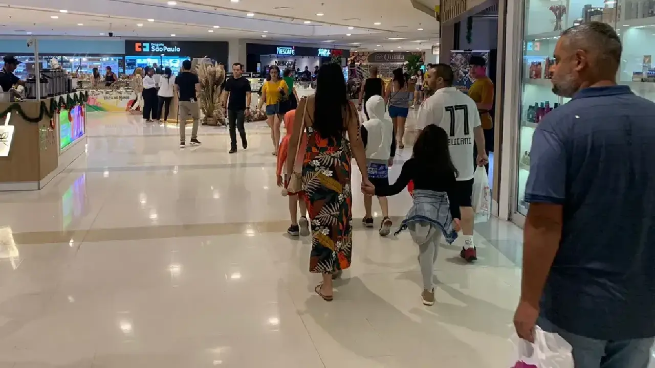 6 em cada 10 brasileiros gastam sem pensar, aponta pesquisa