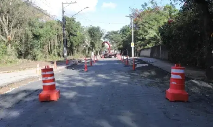 Avenida Malek Assad tem trânsito liberado no sentido Centro após avanço das obras de asfalto