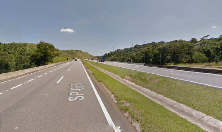 Caminhoneiro fica preso nas ferragens após acidente na Rodovia Dom Pedro I em Jacareí