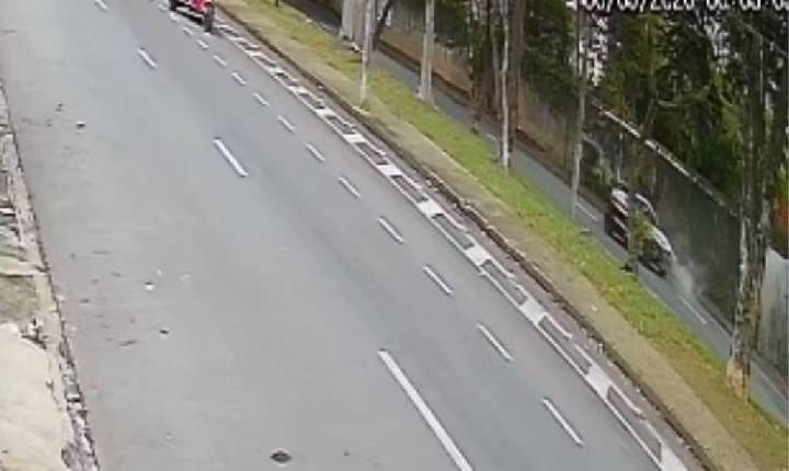 Carro atropela duas pessoas em ponto de ônibus em São José dos Campos; idosa de 70 anos tem perna amputadaO