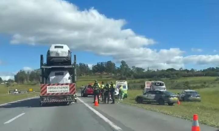 Carro capota e mulher fica em estado grave na Rodovia Carvalho Pinto, em São José dos Campos