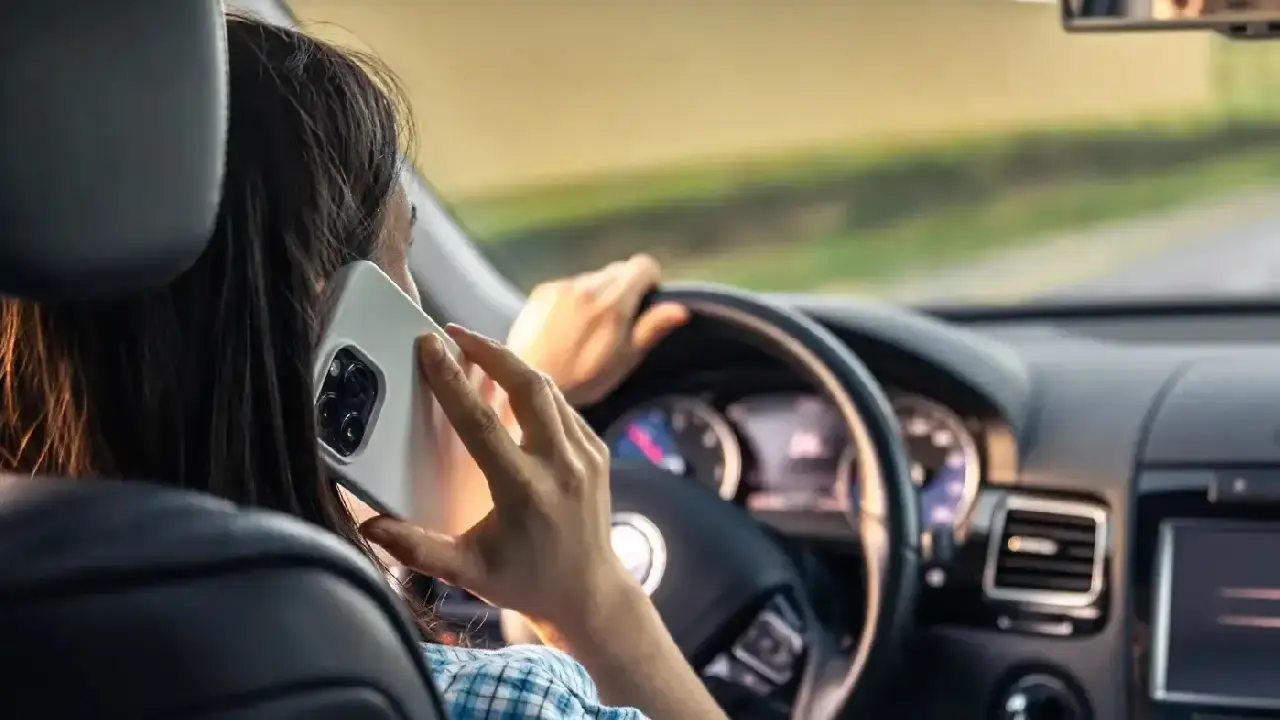 Celular ao volante pode render até sete pontos na CNH; veja as penalidades