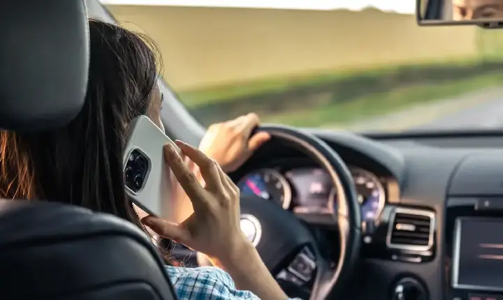 Celular ao volante pode render até sete pontos na CNH; veja as penalidades