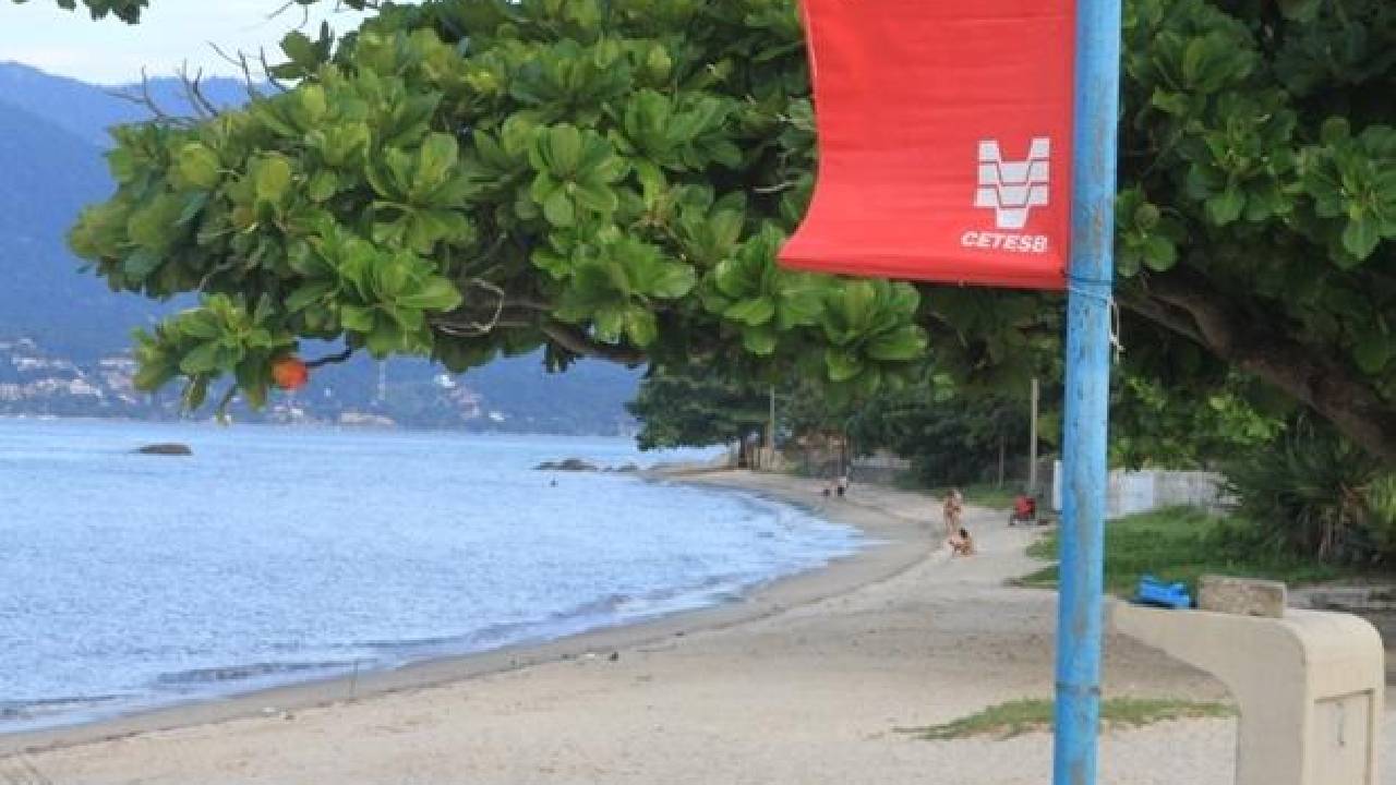 Cetesb aponta 90 praias impróprias para banho no litoral de SP; número supera o de locais próprios