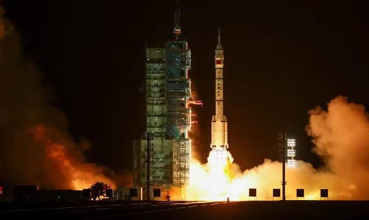 China lança missão para preparar ida à Lua em 2030