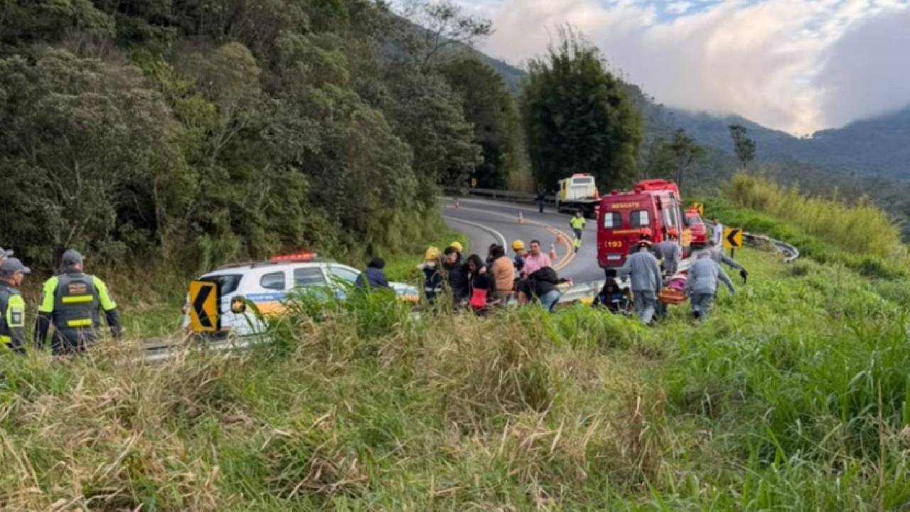 Ônibus cai em ribanceira em Cruzeiro, deixa seis mortos e cerca de 40 feridos