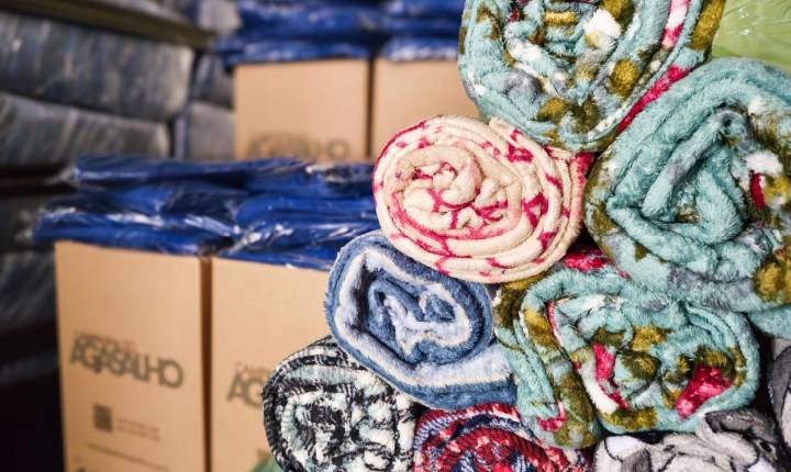 Comércios e condomínios podem ser pontos de coleta na Campanha do Agasalho 2026; veja como participar