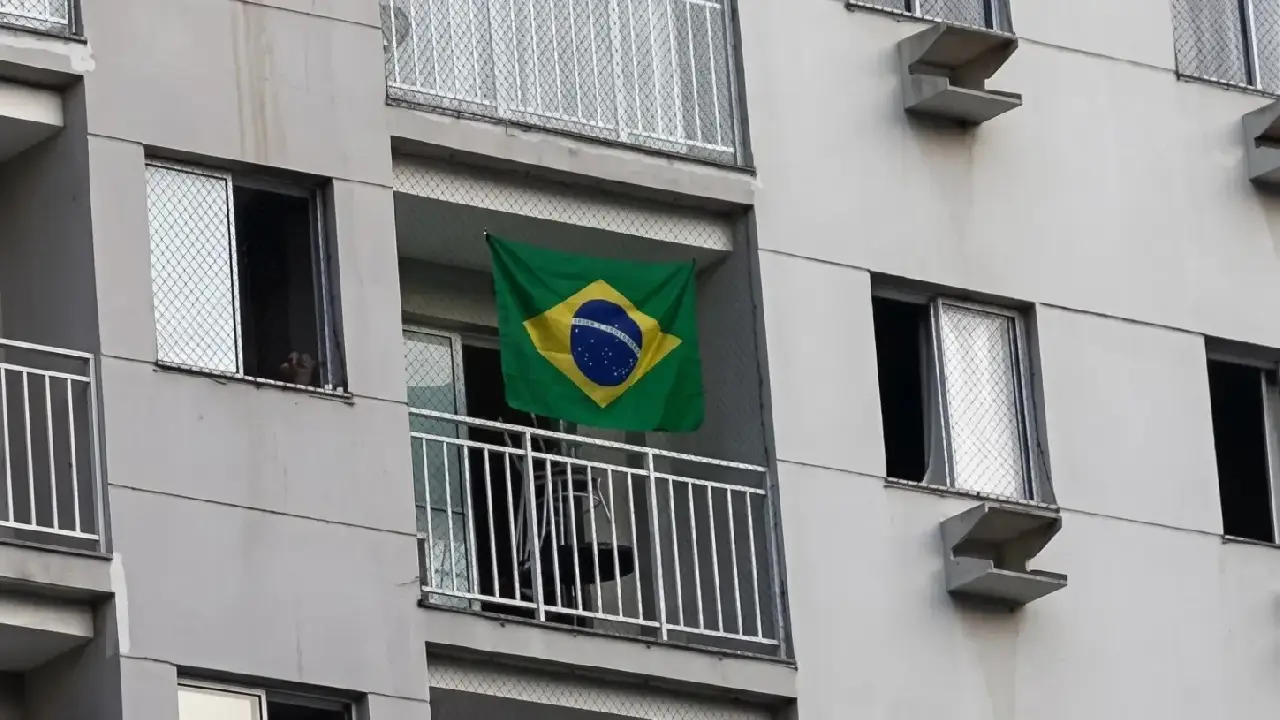 Condomínio pode proibir bandeira do Brasil na janela ou sacada?
