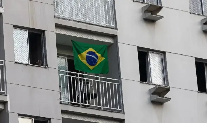 Condomínio pode proibir bandeira do Brasil na janela ou sacada?