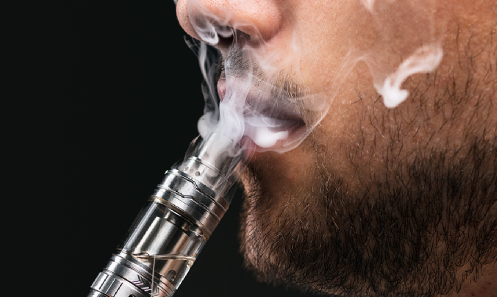 Consumo de cigarros eletrônicos cresce entre jovens; veja impactos à saúde e formas de tratamento