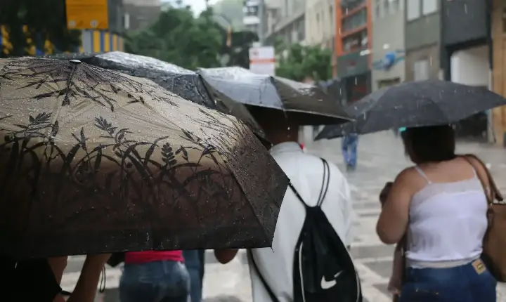 Defesa Civil alerta para chegada de frente fria com chuva e queda nas temperaturas em São Paulo