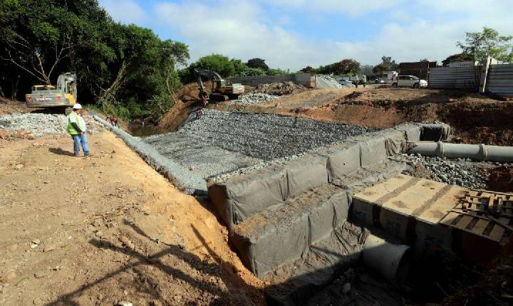 Duplicação de trecho da Avenida Malek Assad recebe obras de drenagem em Jacareí