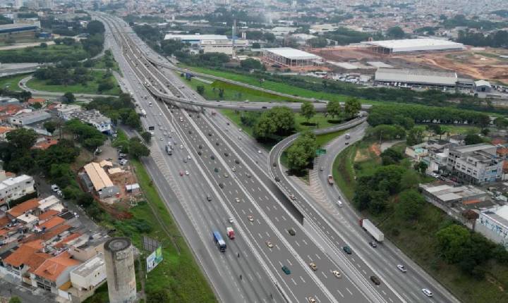 Dutra e BR-101 devem receber 1,6 milhão de veículos no feriado