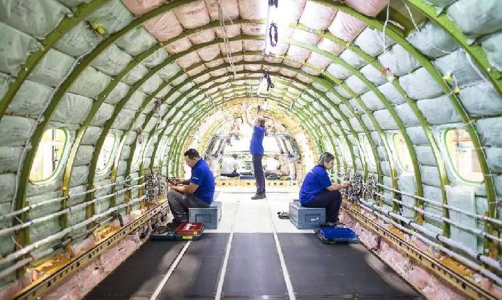 Embraer abre 160 vagas para curso gratuito de auxiliar de produção aeronáutica; veja como participar