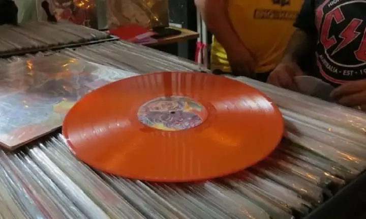 Feira de vinil com 15 mil discos acontecerá em São José