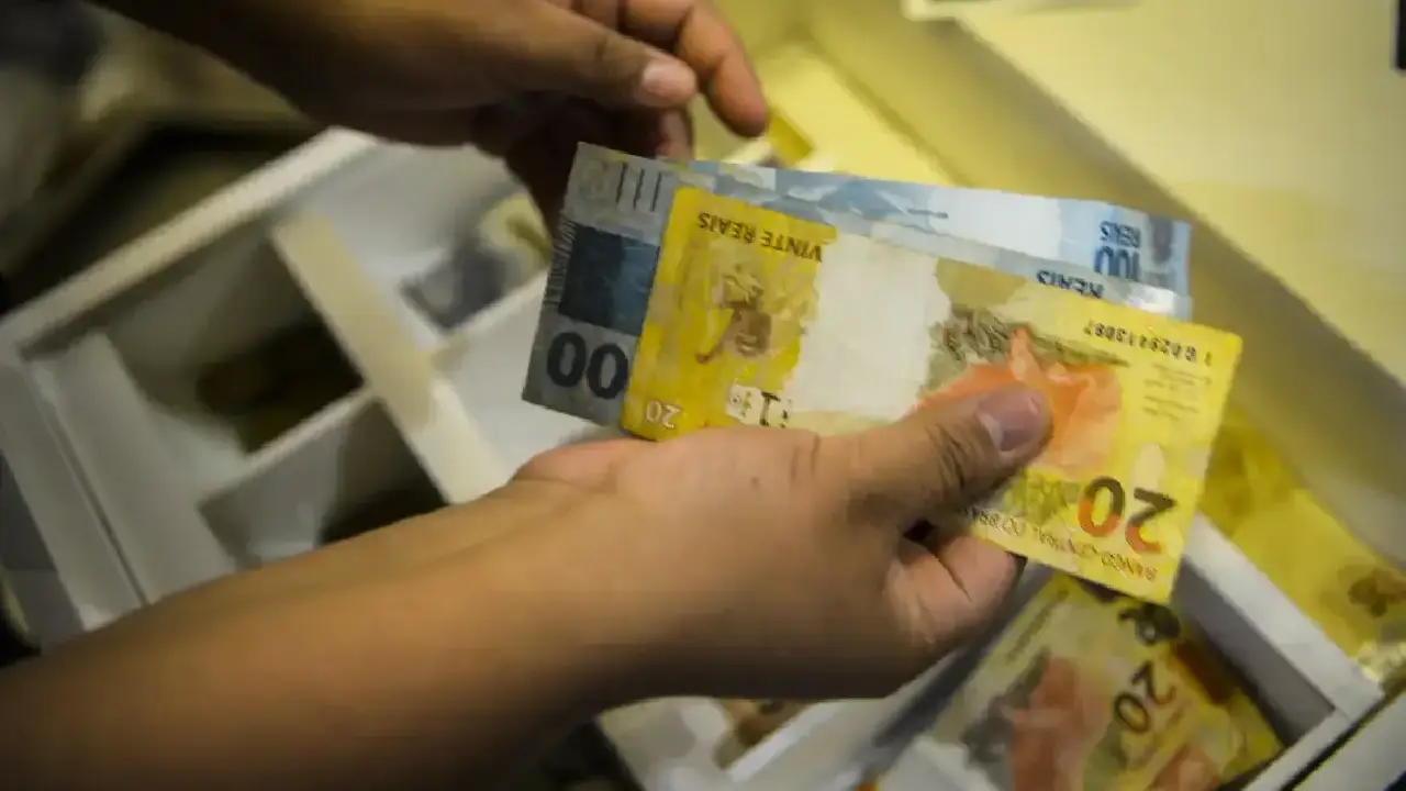 Governo propõe salário mínimo de R$ 1.717 em 2027