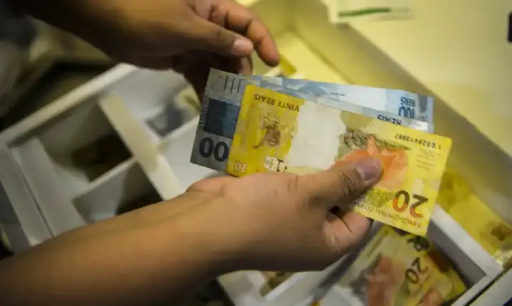 Governo propõe salário mínimo de R$ 1.717 em 2027