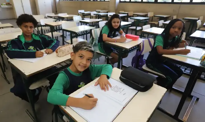 Jacareí entrega uniformes de inverno para mais de 12 mil crianças