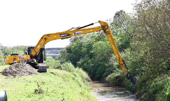 Limpeza de córregos avança nas regiões sudeste, norte e oeste de São José