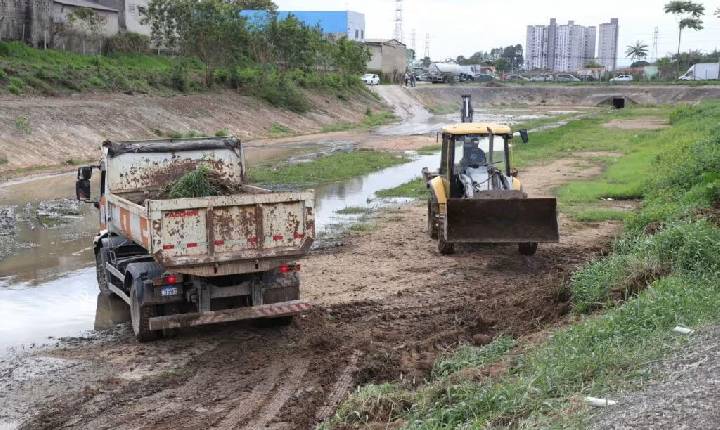 Limpeza nos piscinões do Córrego do Turi retira 560 toneladas de resíduos em Jacareí