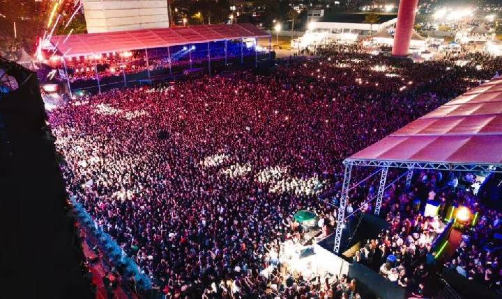 Luan Santana reúne mais de 30 mil pessoas no Vale Rodeio Show em São José