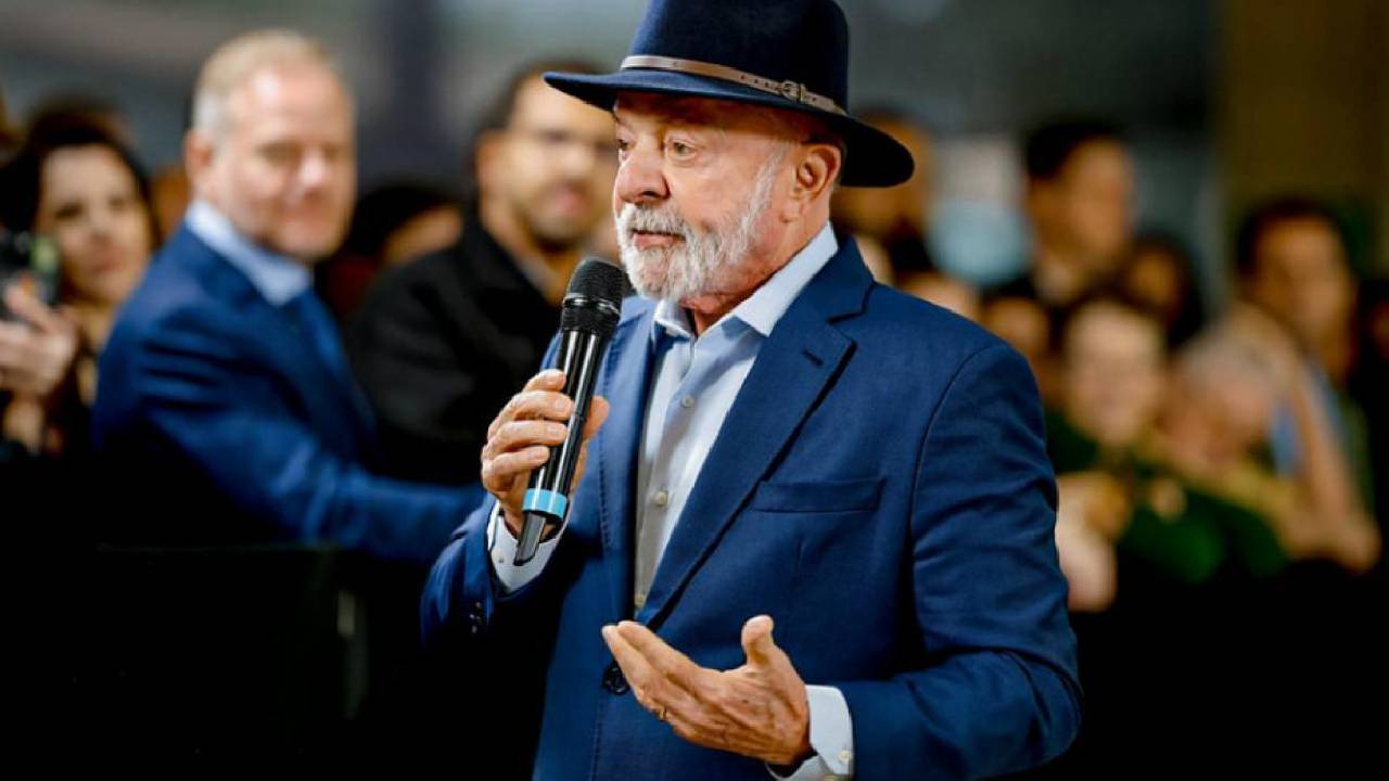 Lula visita Avibras Aeroco em Jacareí após retomada da produção