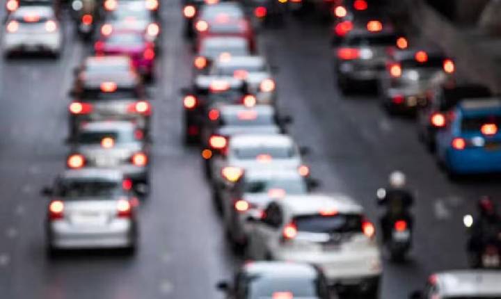 Mais carros na estrada em julho: por que cresce a importância do seguro em viagens familiares