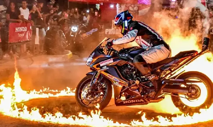 Manobras radicais em motos e encontro de carros antigos movimentam São José neste domingo