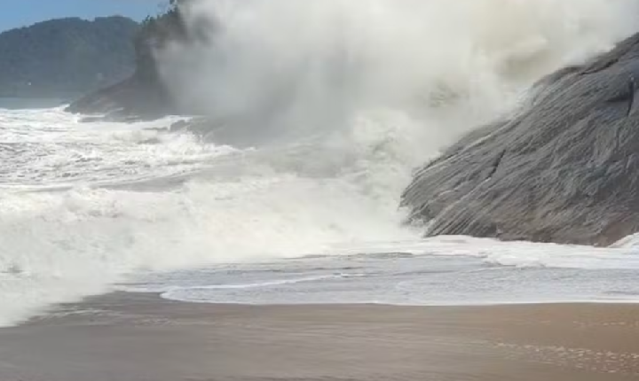 Marinha alerta para ressaca com ondas de até 2,5 metros no Litoral Norte de SP neste fim de semana