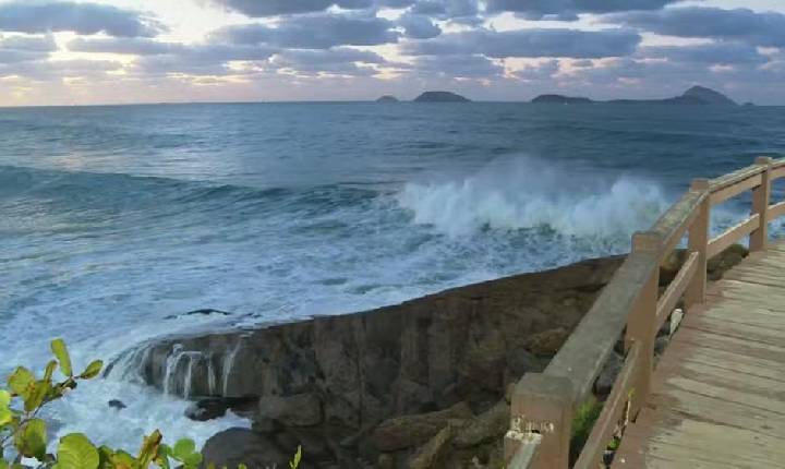 Marinha alerta para risco de ressaca do mar com ondas de até 2,5 metros no Litoral Norte de SP
