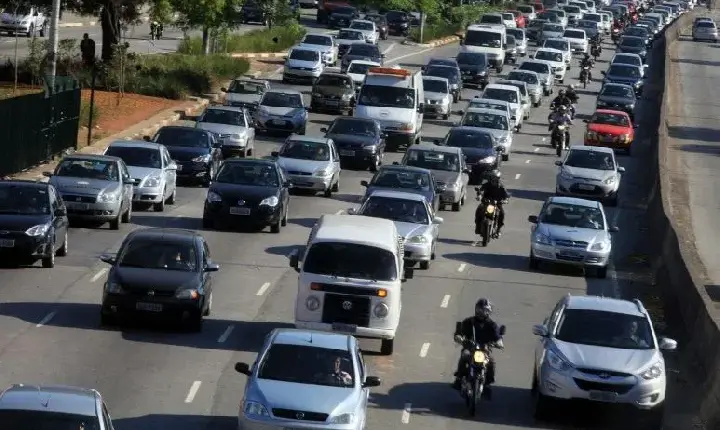 Motoristas devem redobrar cuidados ao dirigir na chuva; confira dicas