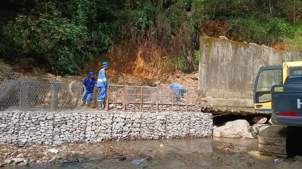 Obra tenta conter erosão no Córrego Senhorinha 2, próximo à Dutra no Aquarius