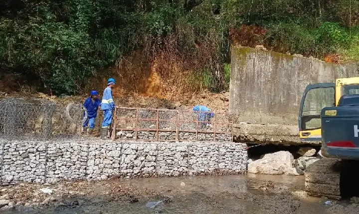 Obra tenta conter erosão no Córrego Senhorinha 2, próximo à Dutra no Aquarius