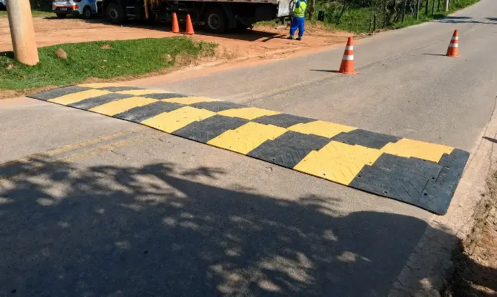 Prefeitura de São José testa primeira lombada de polímero na região norte