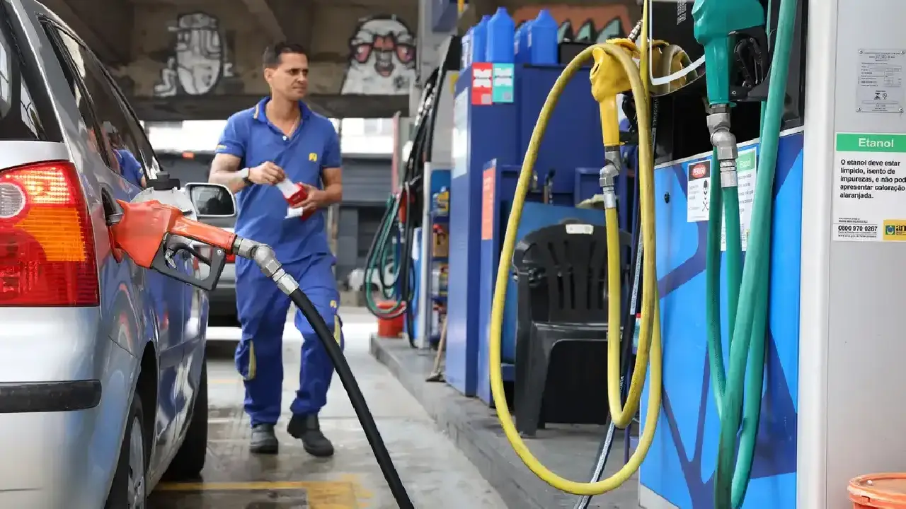 Subsídio de R$ 0,44 por litro da gasolina é prorrogado por 30 dias