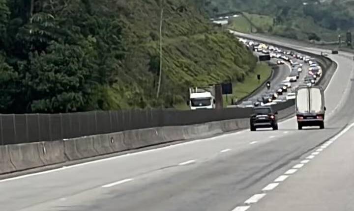 Tamoios espera 158 mil veículos no feriado; veja horários de pico e obras na rodovia