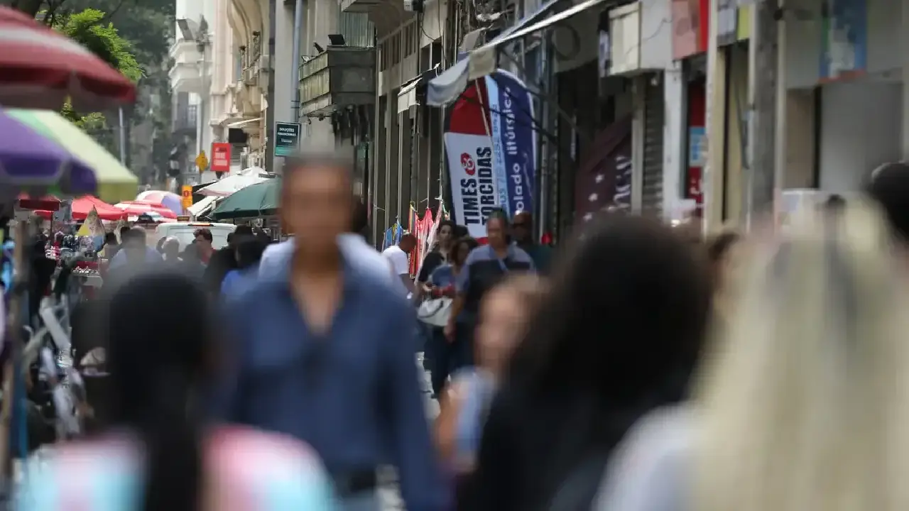 Taxa de desemprego de pretos é 55% maior que a de brancos, revela IBGE