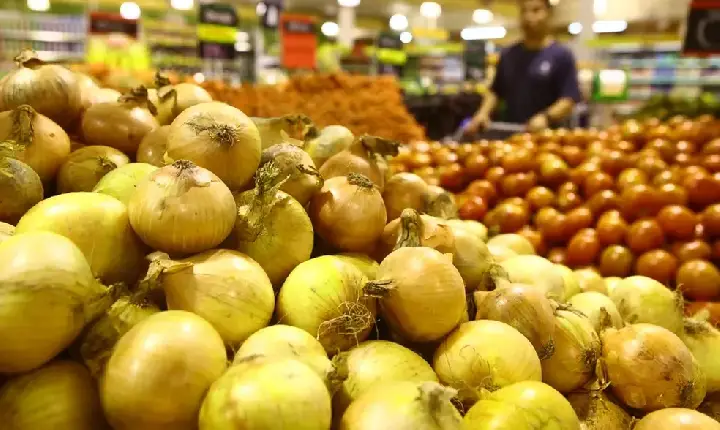Tomate, cebola e leite disparam e pressionam inflação no Brasil