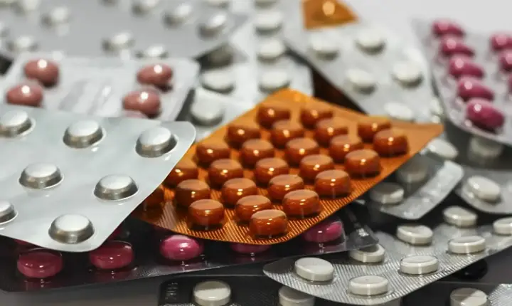 Uso simultâneo de medicamentos exige alerta e revisão médica constantes