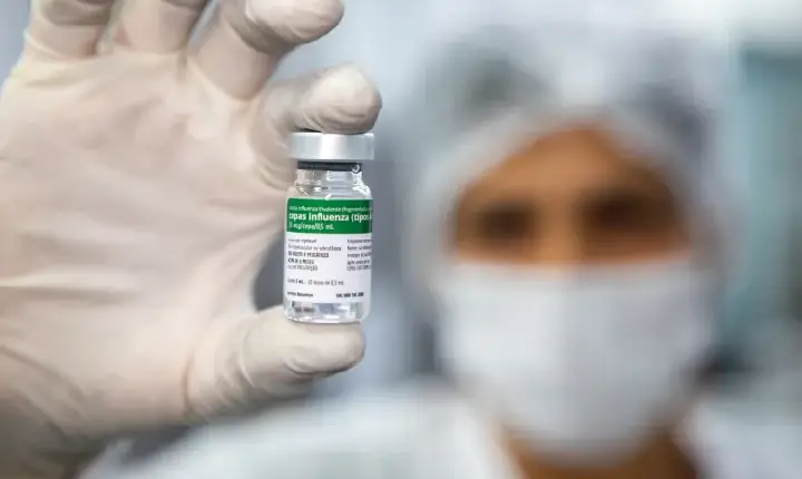 Vacina da gripe: entenda como acontece a vigilância do vírus influenza e a escolha das cepas do imunizante