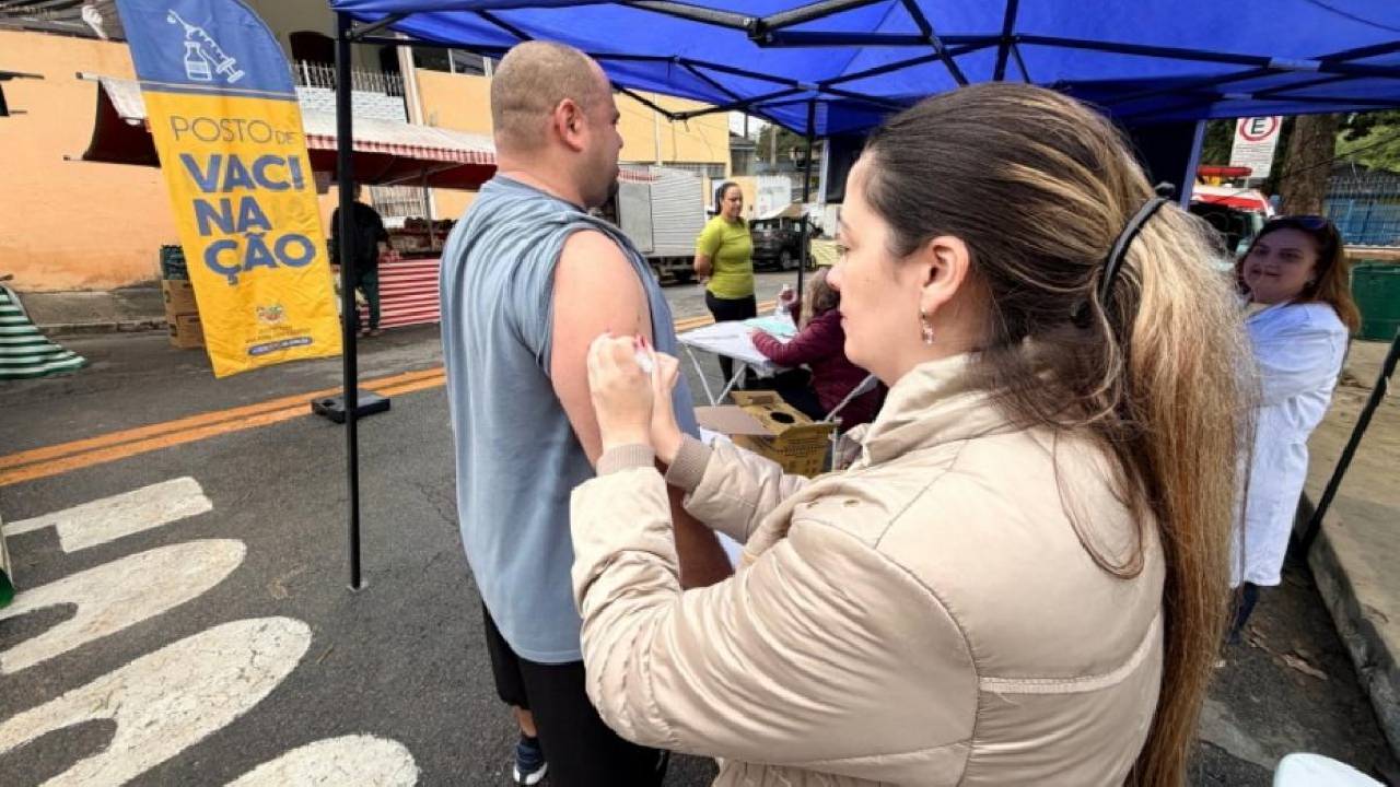 Vacinação contra a gripe chega às feiras livres de São José