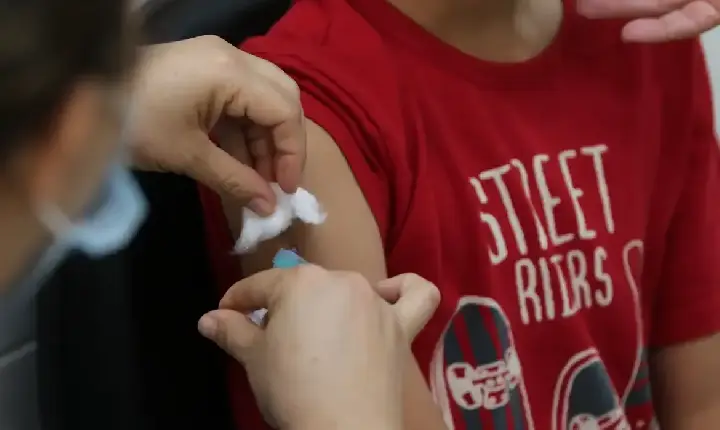 Vacinação nas escolas segue até dia 30 e meta é imunizar 27 milhões