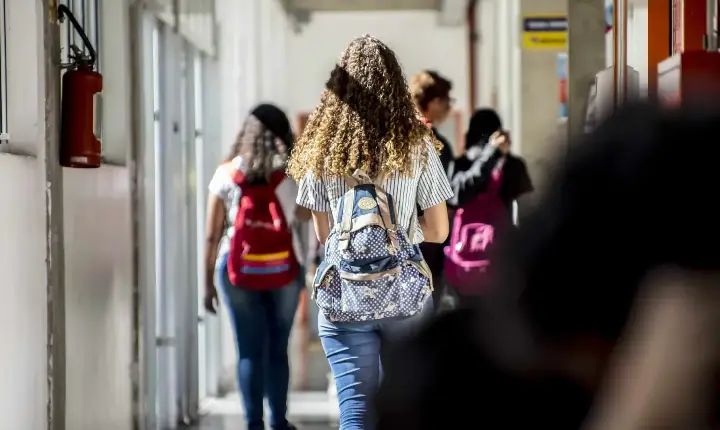 Veja cuidados a serem tomados na rematrícula escolar e orientações sobre reajustes de mensalidades