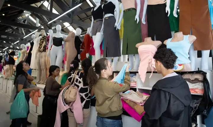 Veja cuidados ao cortar a etiqueta das roupas, segundo Ipem-SP