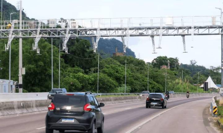Via Dutra e Rio-Santos devem receber 1,4 milhão de veículos no feriado