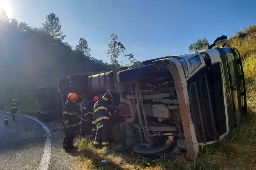 Motorista fica ferido em tombamento de carreta na rodovia Dom Pedro, em Jacareí