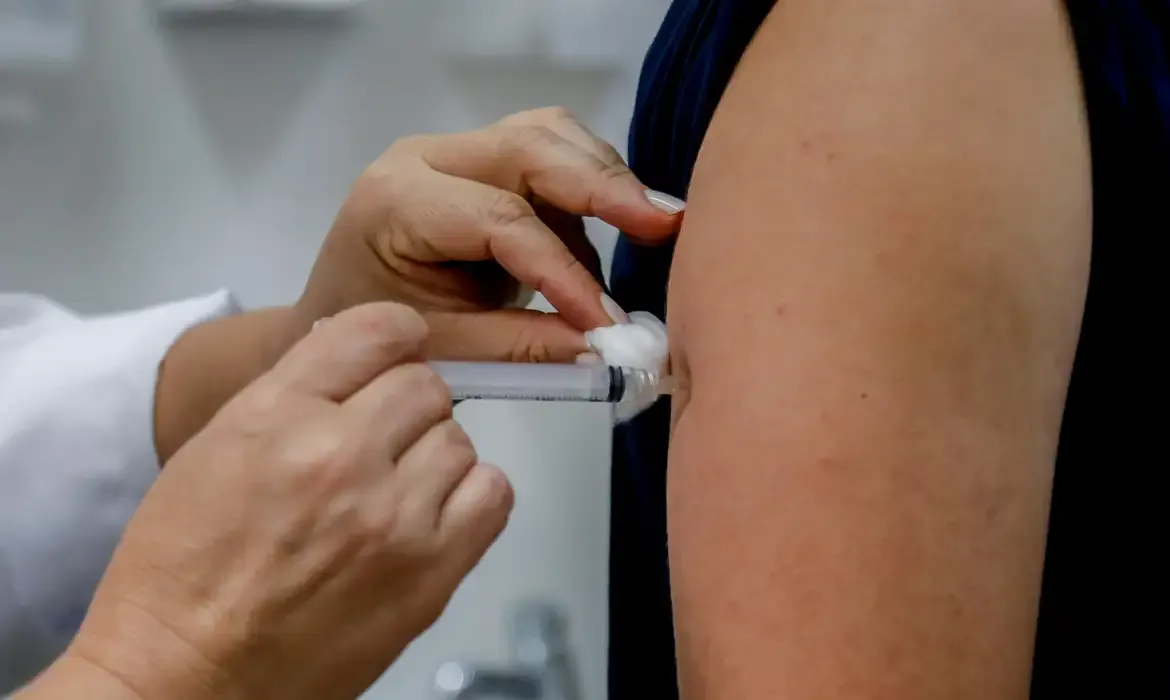 Além de SJC, Taubaté e Jacareí também começam vacinação contra dengue nesta terça (7)