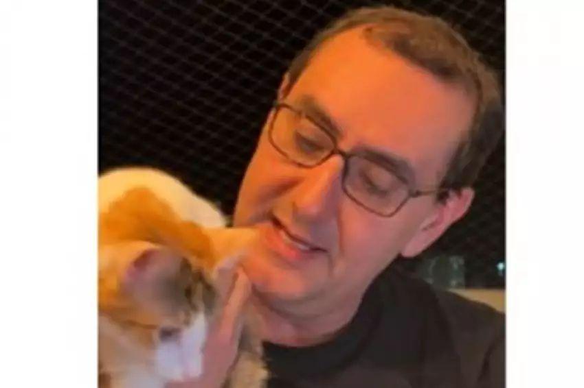Após a polêmica do ‘chuta o gato’, Anderson aparece em Live com felino