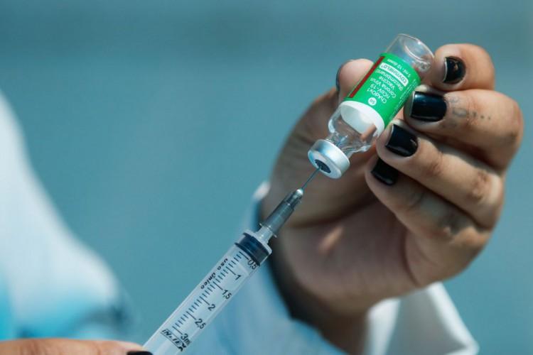 AstraZeneca para de fabricar e distribuir vacina contra a Covid