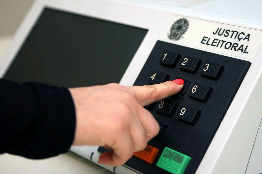 Número de eleitores de 16 e 17 anos cresce após queda na pandemia